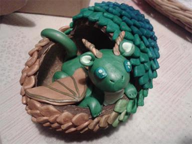 Oeuf éclos Figurine de dragon pâte polymer fimo cernit presmo | hoshimagu.com 